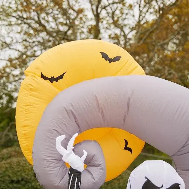 7-Foot Animated Jack Skellington and Sally Lawn Display – Halloween-Themed Yard Scene