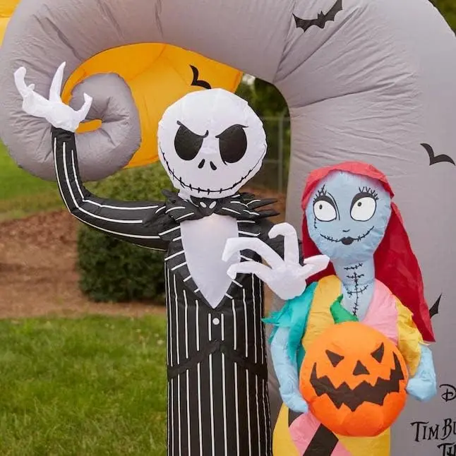 7-Foot Animated Jack Skellington and Sally Lawn Display – Halloween-Themed Yard Scene