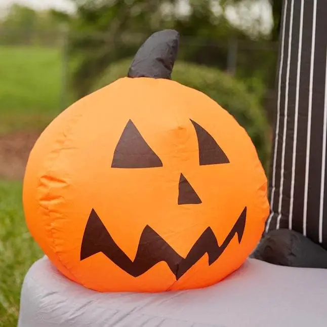 7-Foot Animated Jack Skellington and Sally Lawn Display – Halloween-Themed Yard Scene