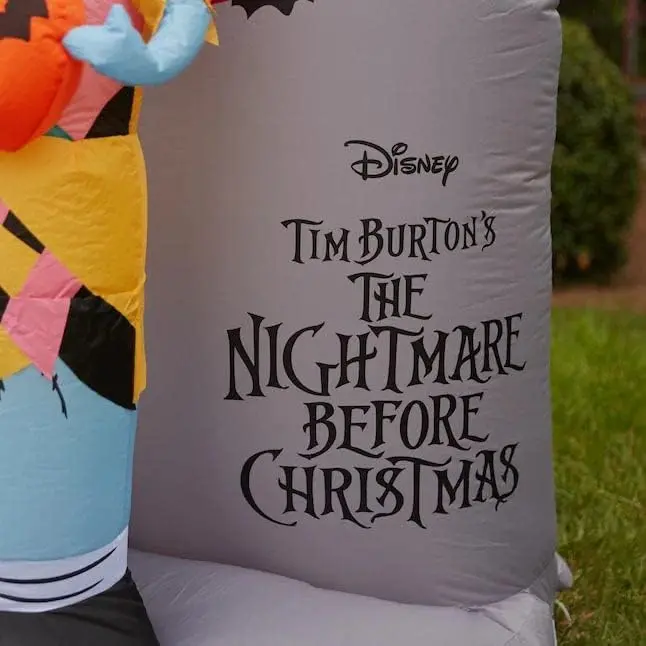 7-Foot Animated Jack Skellington and Sally Lawn Display – Halloween-Themed Yard Scene
