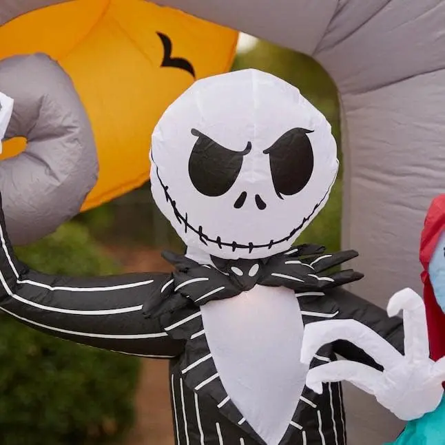 7-Foot Animated Jack Skellington and Sally Lawn Display – Halloween-Themed Yard Scene