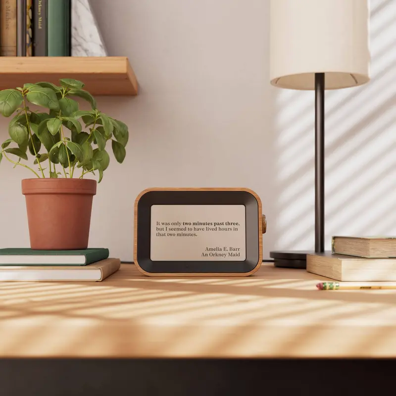 Author-Themed Minimalist Desk Clock – Compact Analog Timepiece