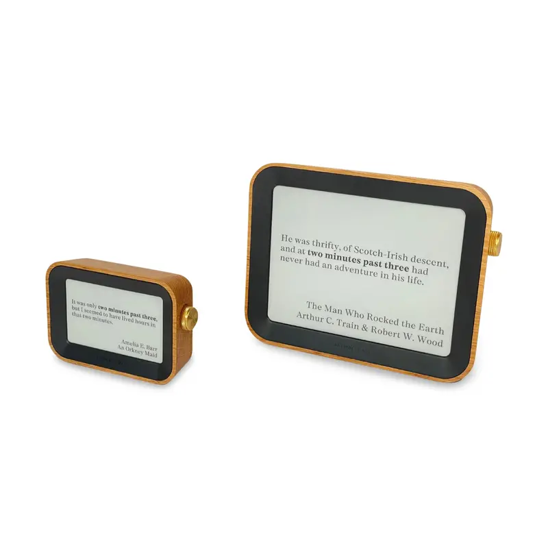 Author-Themed Minimalist Desk Clock – Compact Analog Timepiece