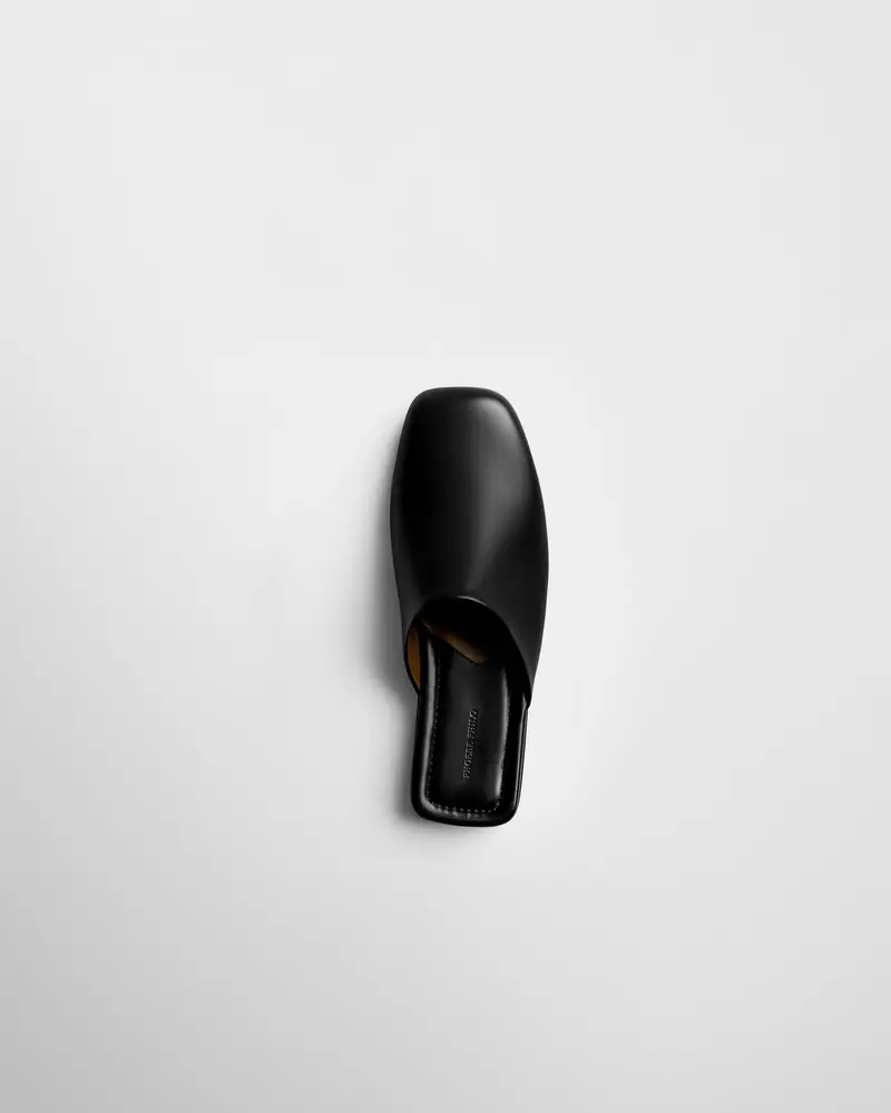 Black Oiled Leather Robe Slide With Caramel Lining