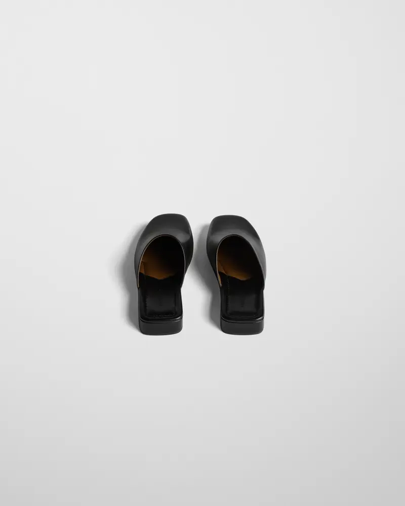 Black Oiled Leather Robe Slide With Caramel Lining