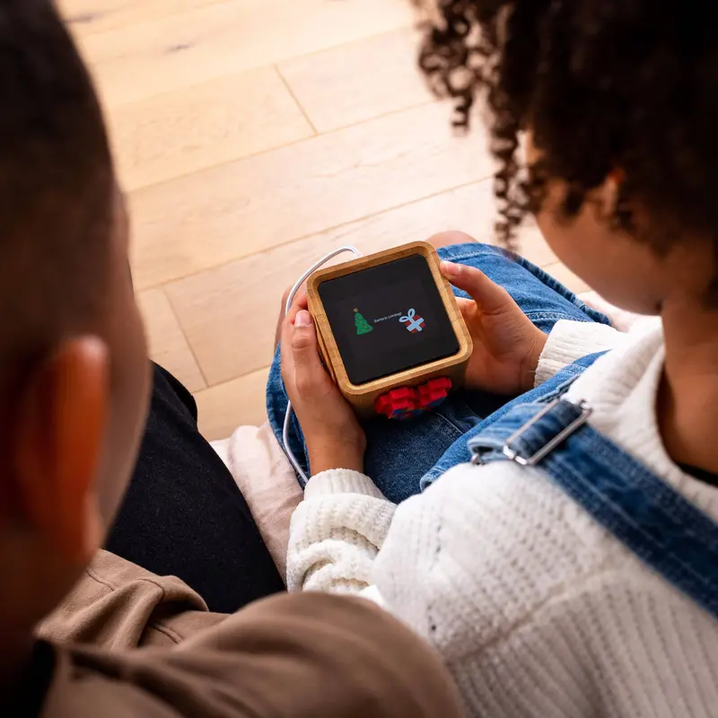 Lovebox Color & Photo Messaging Device – Interactive Dual-Screen Keepsake for Sharing Moments