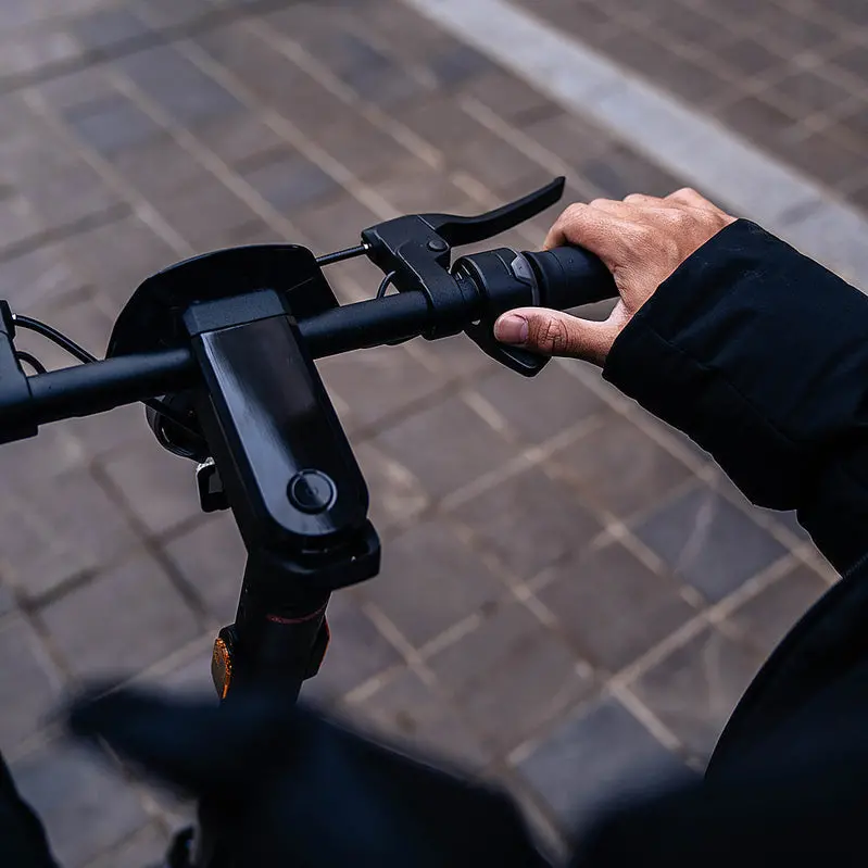 NIU KQi3 Pro Compact E-Scooter – 31-Mile Battery Range, 20 MPH Top Speed, Lightweight Aluminum Foldable Frame