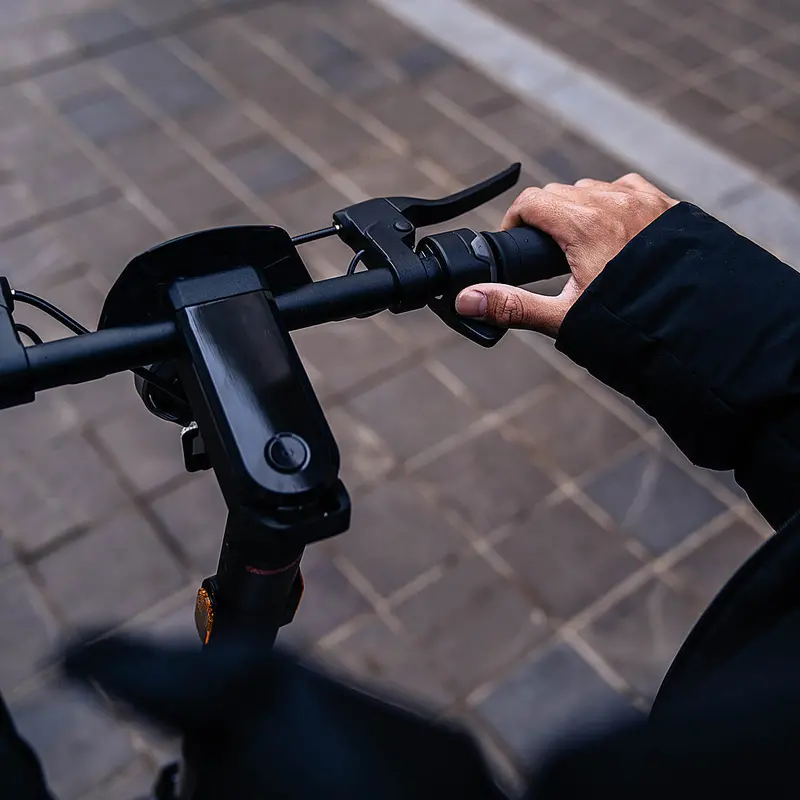 NIU KQi3 Pro Foldable E-Scooter – 31-Mile Range, 20 MPH Top Speed in Sleek Black