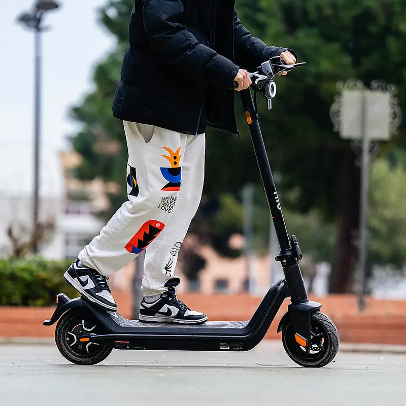 NIU KQi3 Pro Foldable E-Scooter – 31-Mile Range, 20 MPH Top Speed in Sleek Black