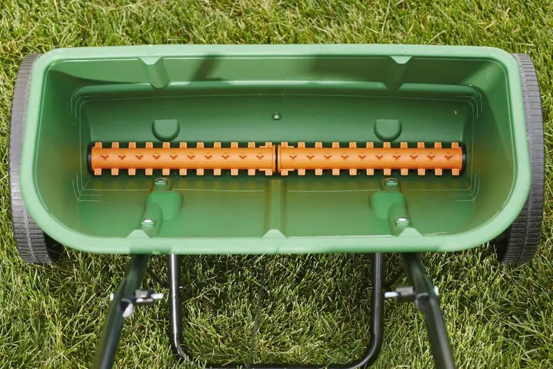Scotts Classic Drop Spreader – Heavy-Duty Steel Build, Precision Calibration Dial