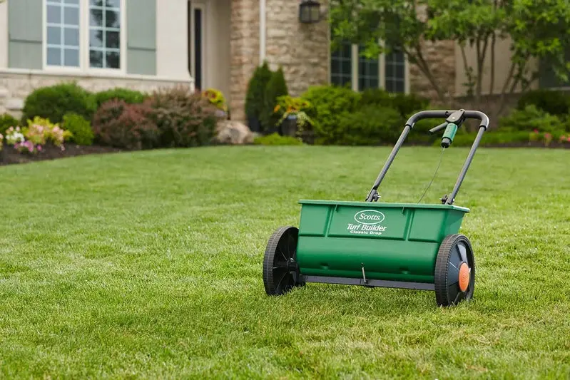 Scotts Turf Builder Classic Drop Spreader – Manual Broadcast Tool for Seed & Fertilizer