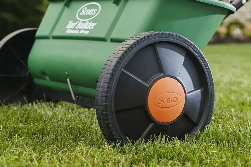 Scotts Turf Builder Classic Drop Spreader – Manual Broadcast Tool for Seed & Fertilizer