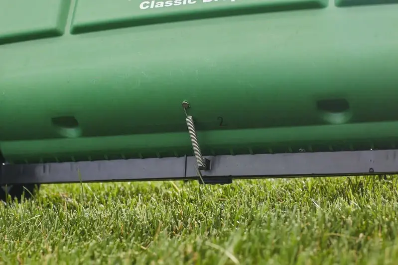 Scotts Turf Builder Classic Drop Spreader – Manual Broadcast Tool for Seed & Fertilizer
