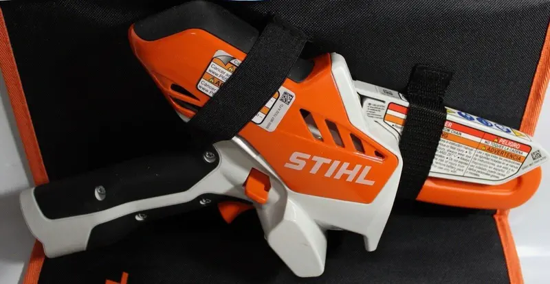 STIHL GTA 26 Cordless Pruning Chainsaw – Includes Rechargeable Battery, Charger, and Protective Carrying Case