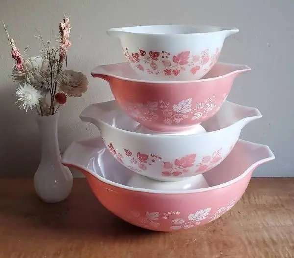 Vintage Pyrex Cinderella Mixing Bowls in Pink Gooseberry Pattern – ParkwoodTreasures Retro Kitchen Set